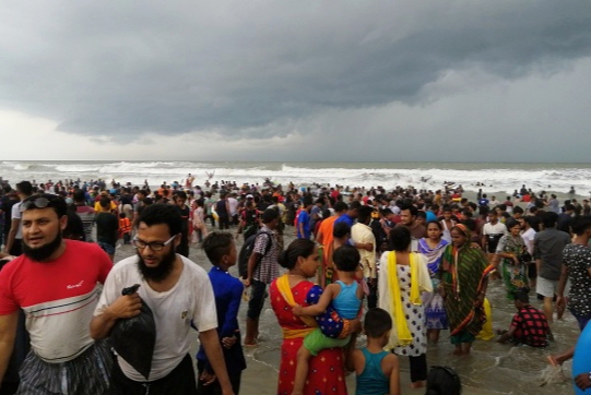 পূজার ছুটিতে কক্সবাজারে পর্যটকের রেকর্ড ভিড়